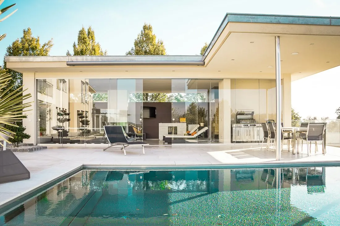 Piscina integrada a área gourmet coberta