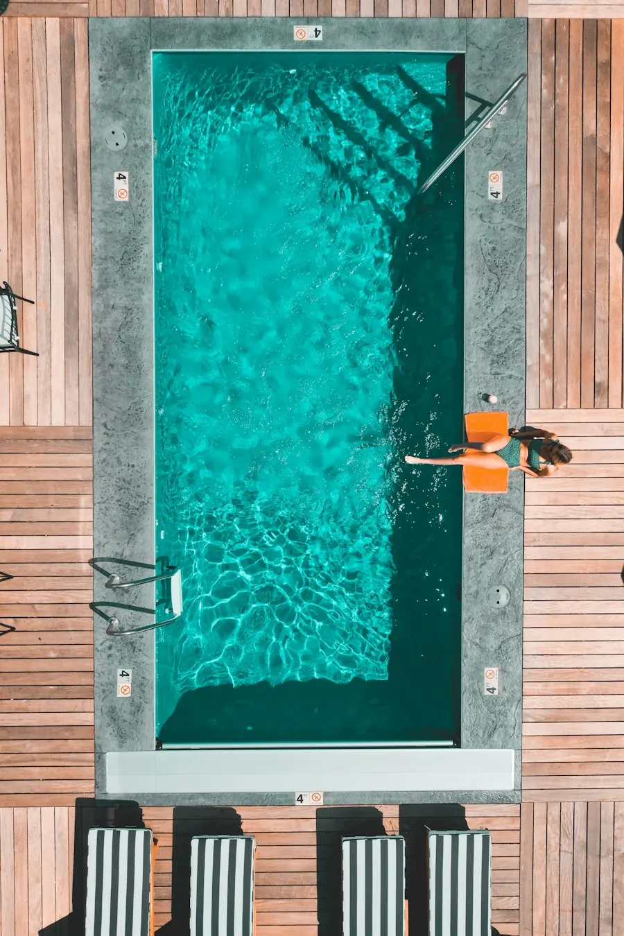 Piscina compacta e estreita com deck de madeira, vista de cima