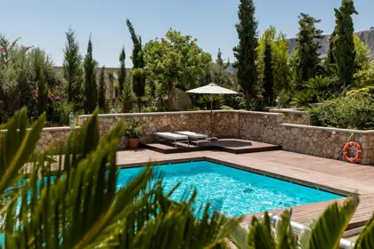 Piscina com deck e muro de pedra