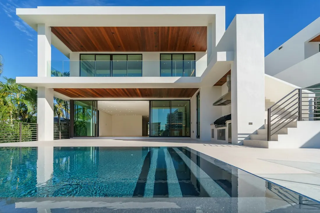 Piscina moderna com raias escuras em residência contemporânea