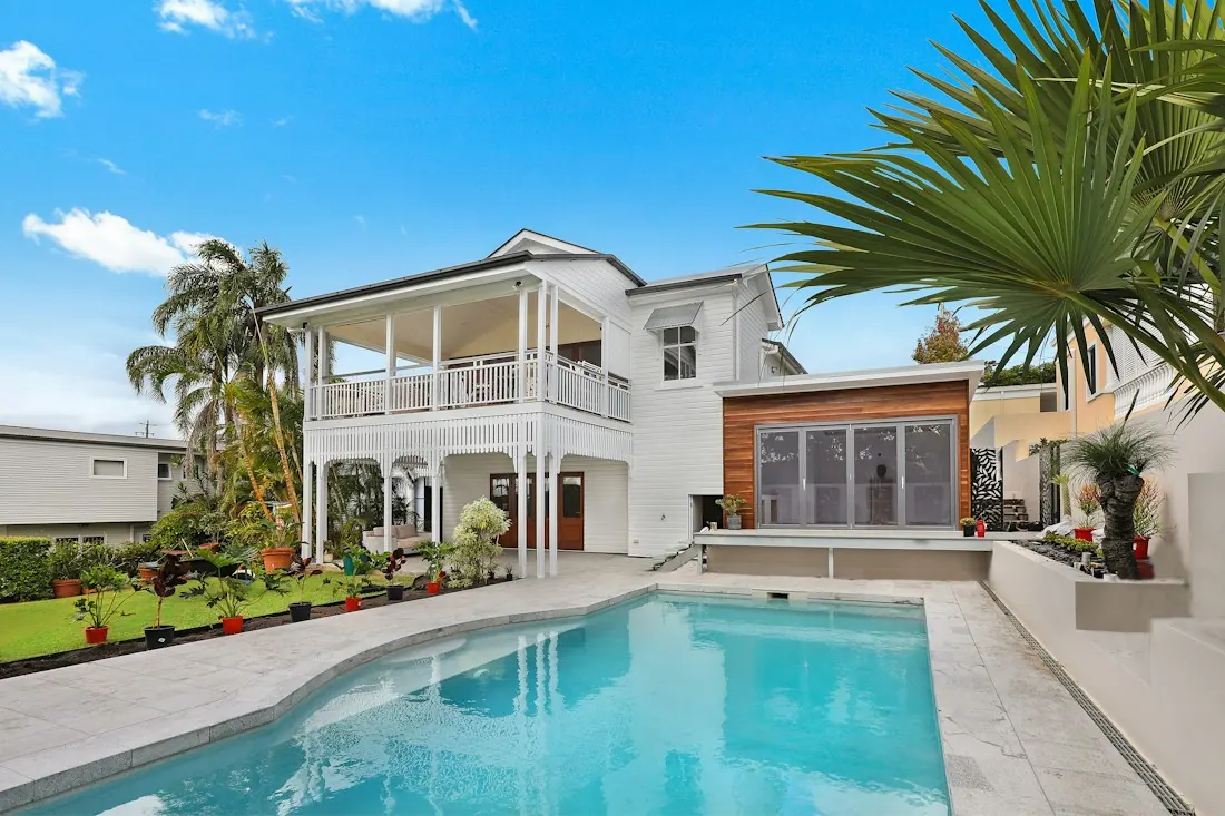 Casa com piscina retangular no quintal
