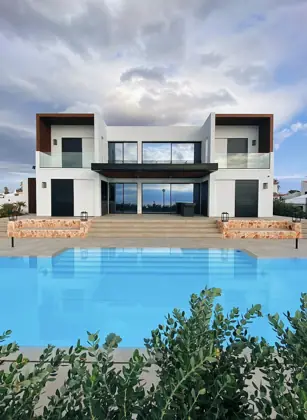 Piscina de residência com área de lazer